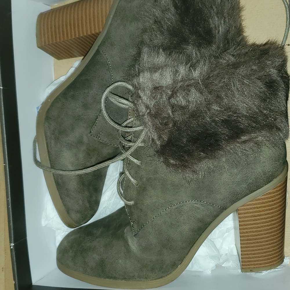Grey fur trim bootie